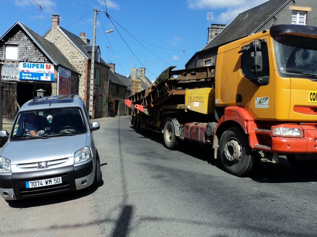 20110601 WHALE:BALEINE MOVES FROM BRÉCEY TO VIRE Bill Twohigg 028.jpg